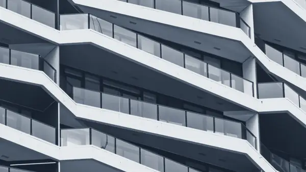 Fachada de un edificio de viviendas con balcones curvos