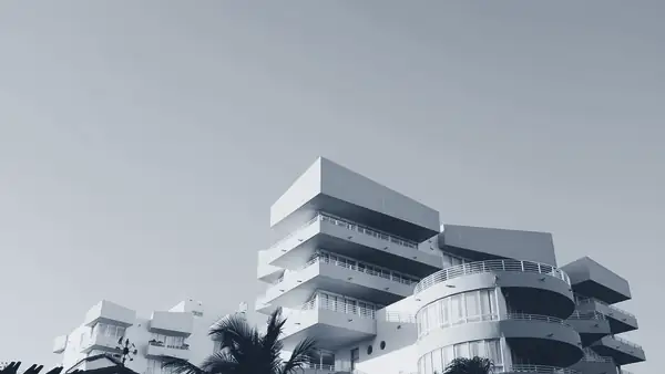 Edificio de apartamentos entre palmeras